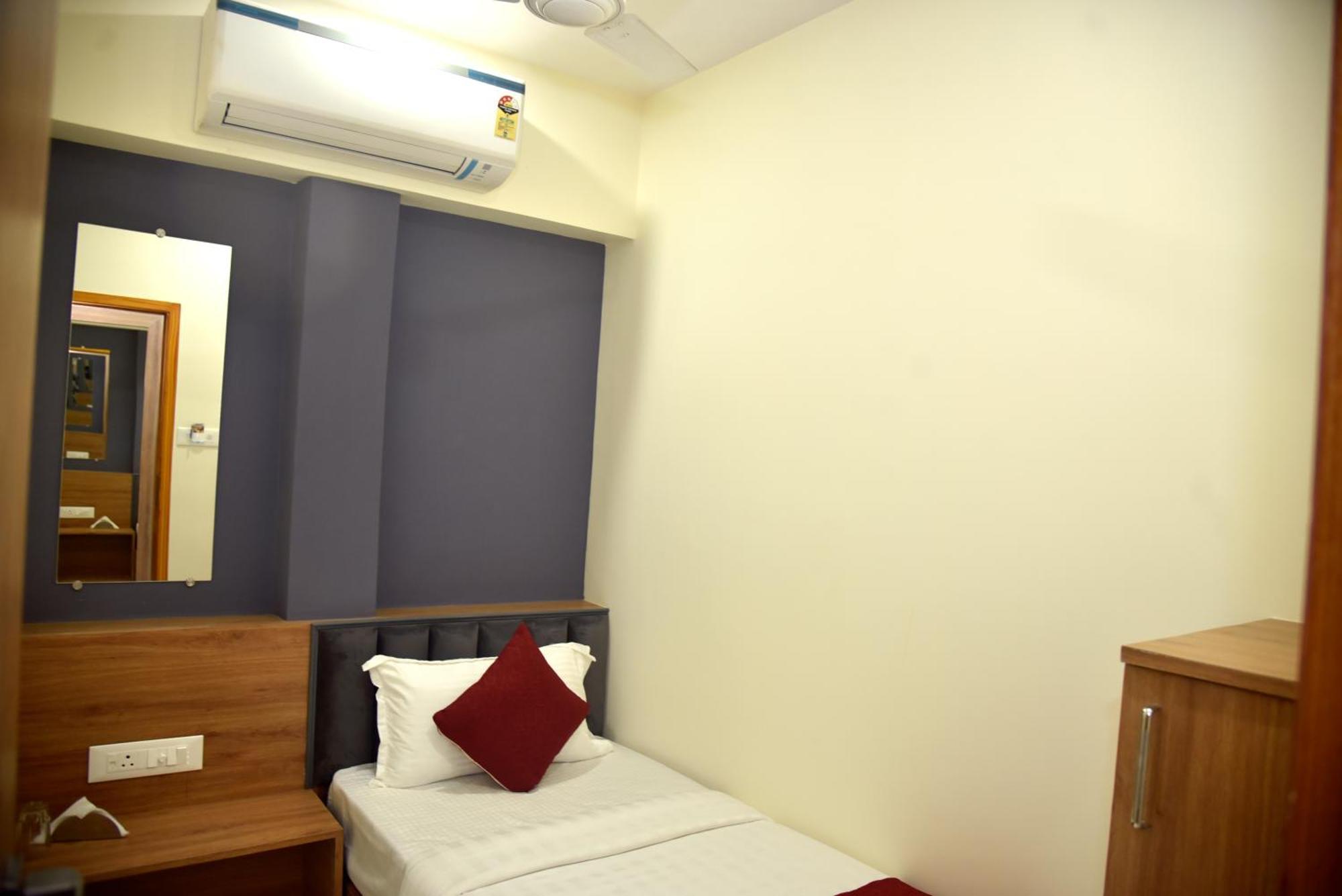 Vogue Cabin Stay Near Nesco Bombay Exhibition Centre Екстериор снимка