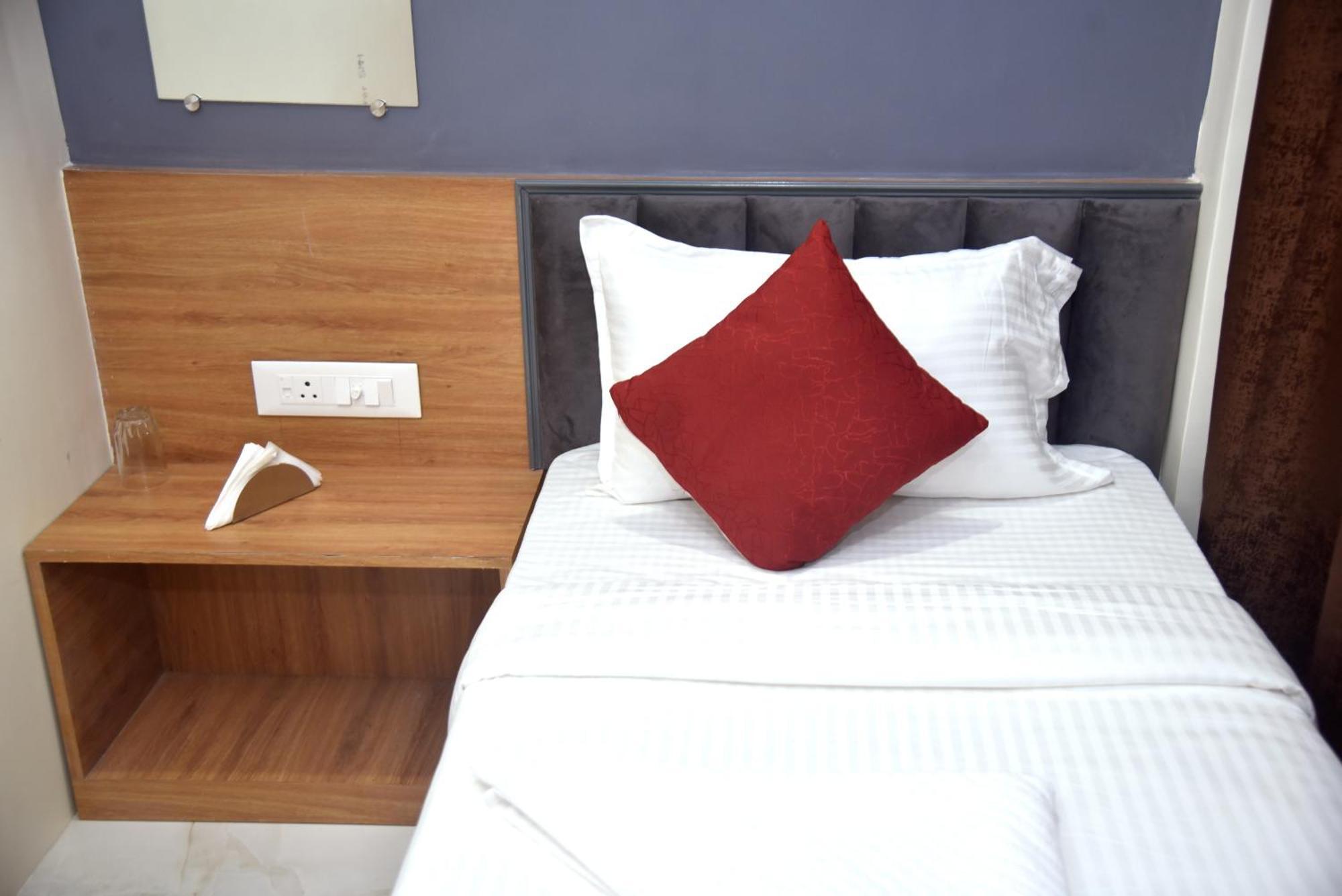Vogue Cabin Stay Near Nesco Bombay Exhibition Centre Екстериор снимка